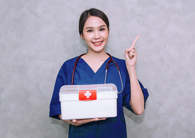 Медсестра с коробкой